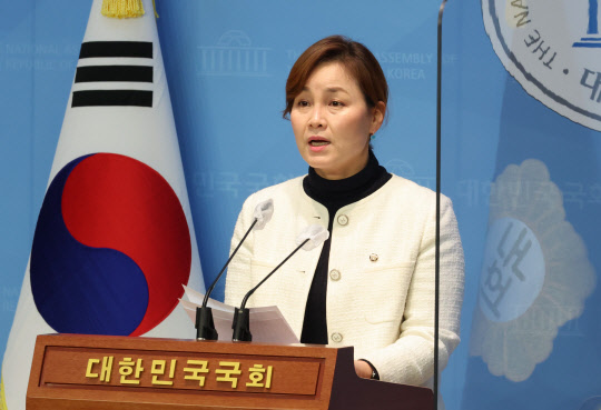 임오경 더불어민주당 대변인이 12일 국회 소통관에서 윤석열 대통령의 일본 강제징용 문제 발언을 비판하고 있다. 연합뉴스.